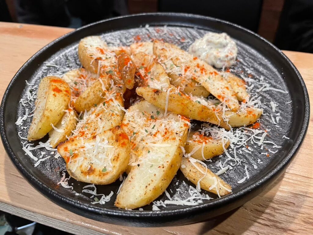 鉄板で焼き上げるヘルシーなポテト。削りたてのパルメザンチーズの香りが広がります。