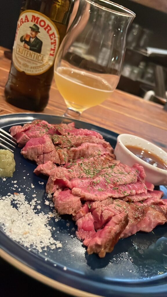 100%ステーキ肉のパティをカット。ステーキスパイス・岩塩・わさびで肉の旨味をダイレクトに。