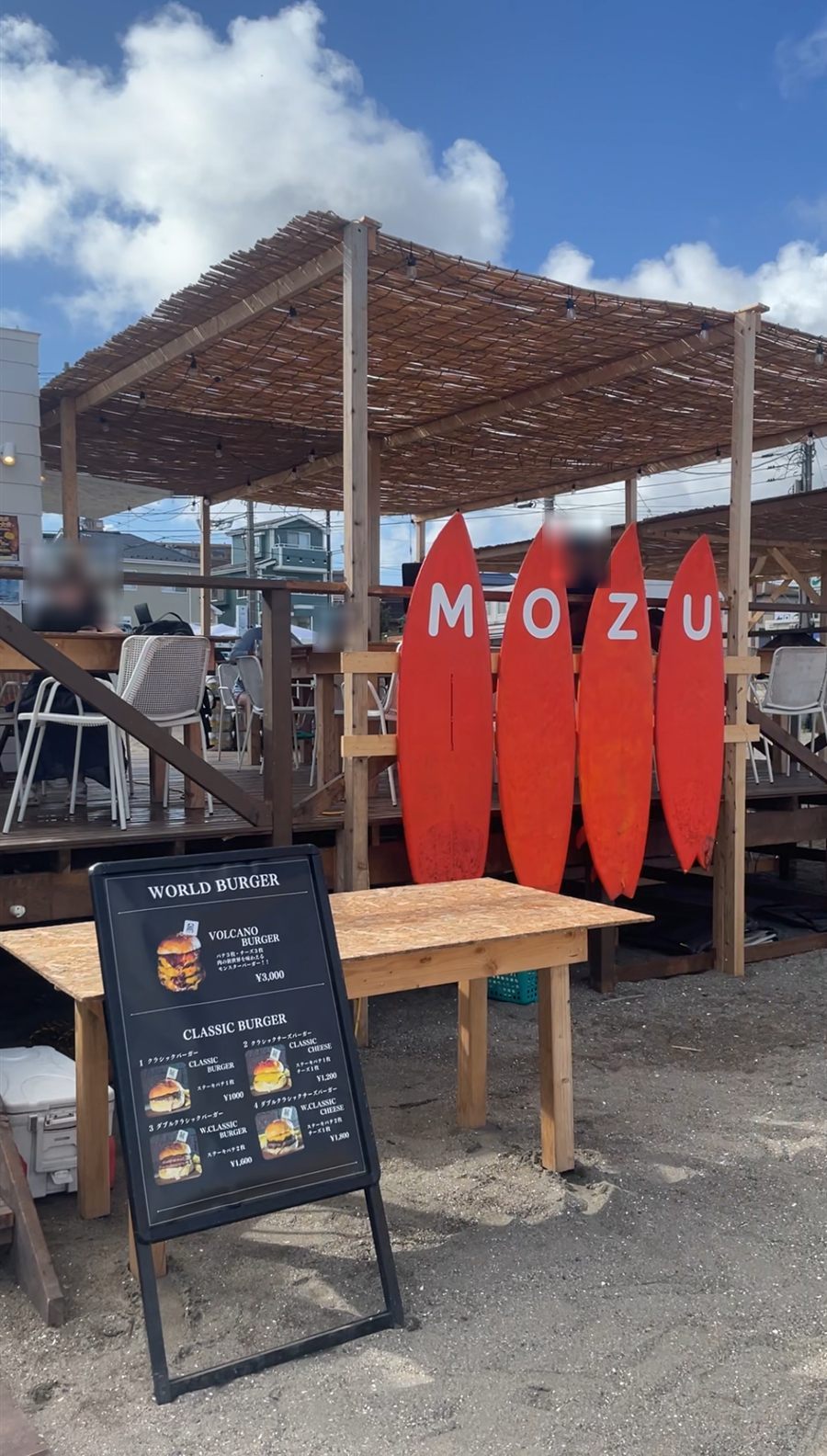 三浦海岸のビーチハウス「夏小屋MOZU」に置いたWORLD BURGERのメニュー看板